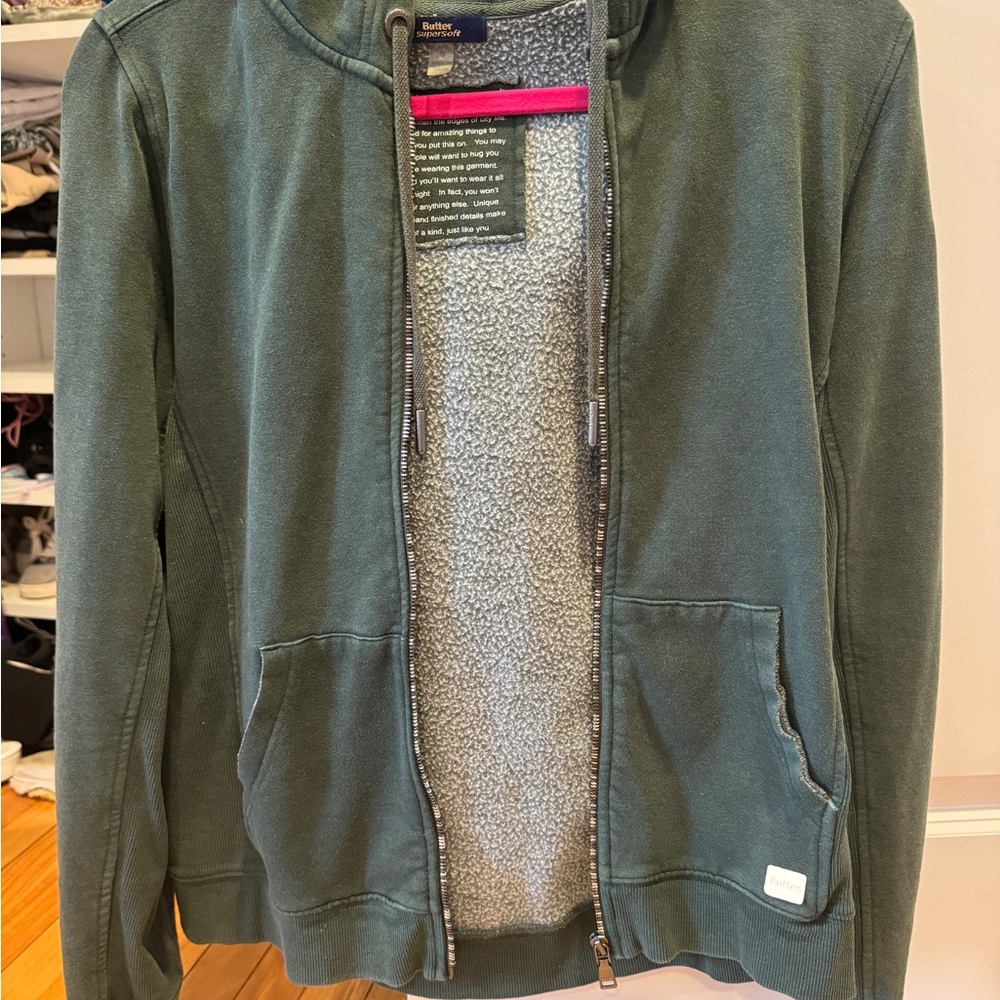 Butter super soft zip up in army green size Smal